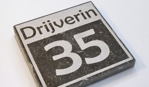 Aluminium huisnummerbord gegraveerd