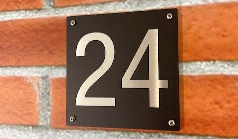 Huisnummerbord zwart