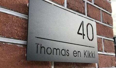 Naambord zwart lasergesneden