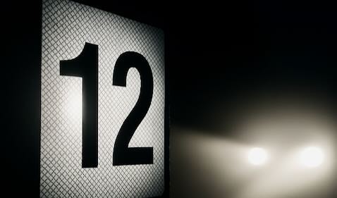 Huisnummer bord reflecterend in het donker