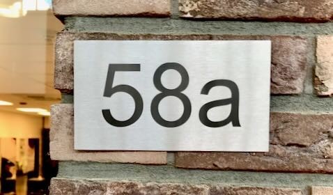 Huisnummerbord van rvs