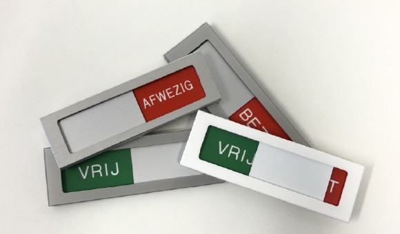 Schuifbordje voor op de deur met vrij/bezet