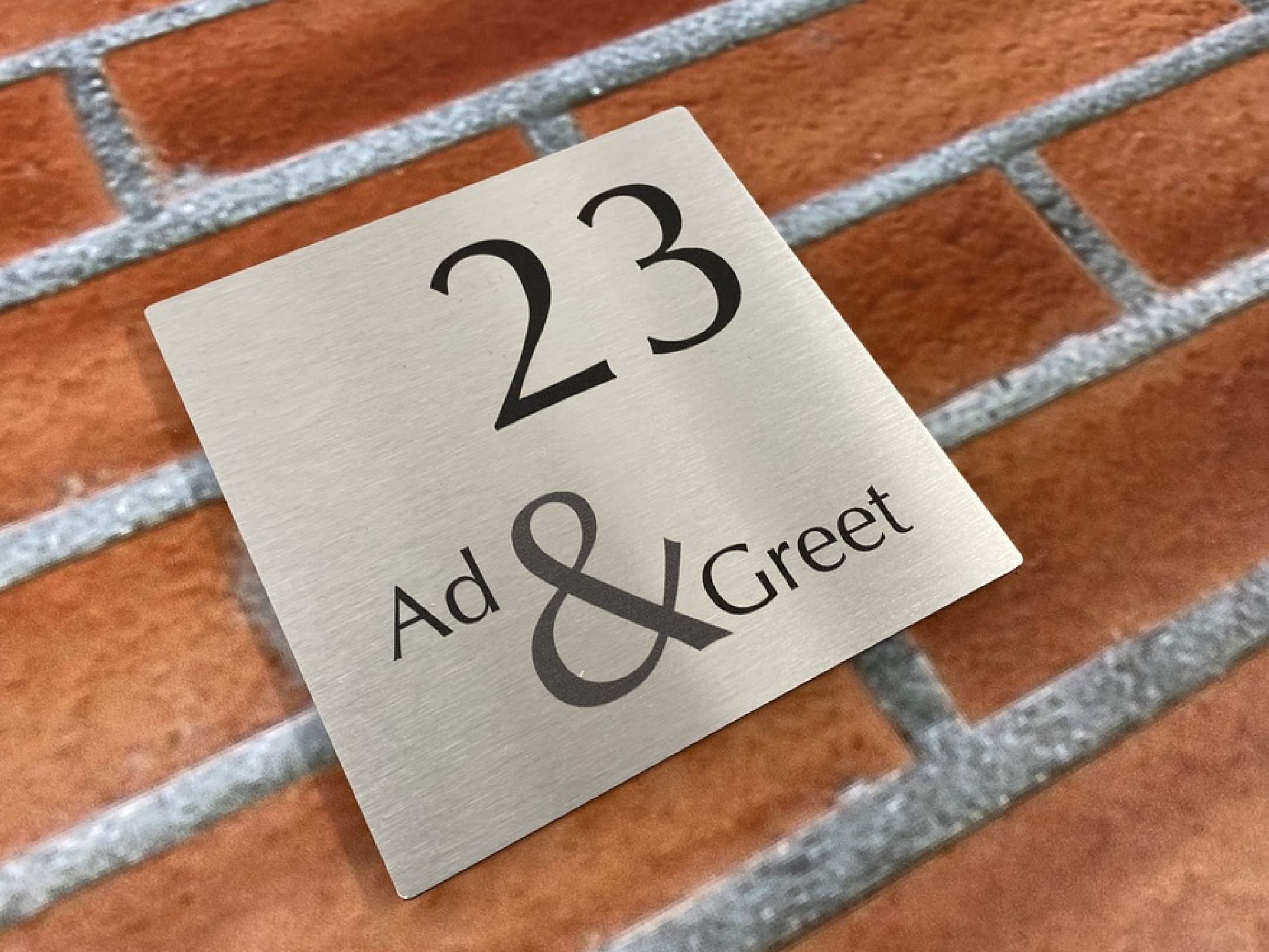 Waarom een naambord bij uw voordeur een goed idee is