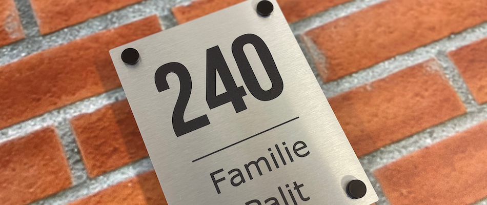 Naambord van aluminium met zwarte afstandhouders