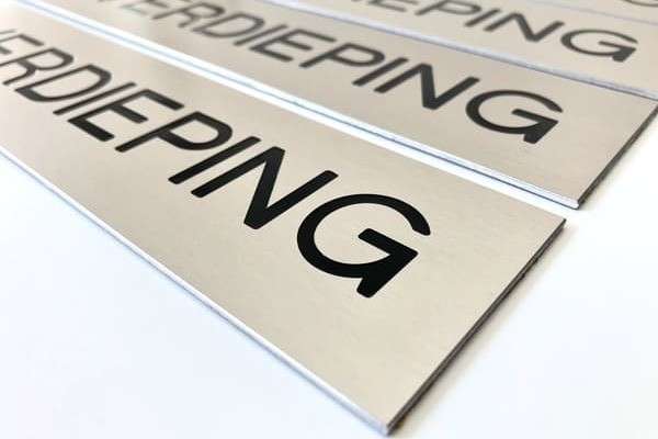 Aluminium naamborden gegraveerd en ingelakt