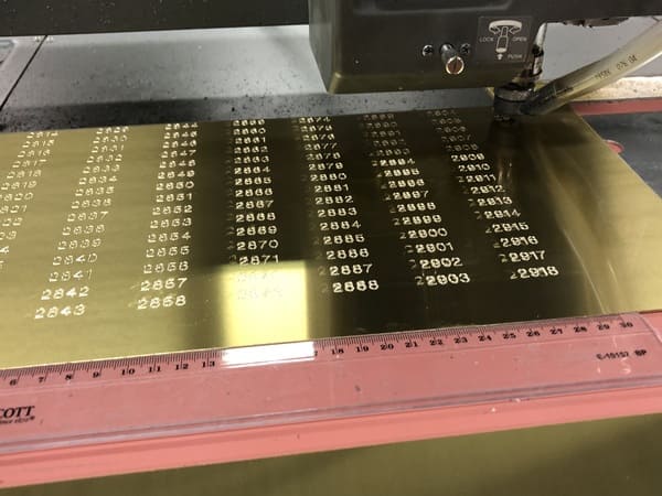 Graveermachine met messing naamplaat