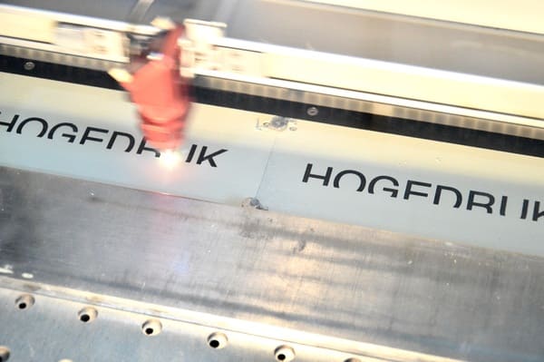 Laser graveermachine aan het werk